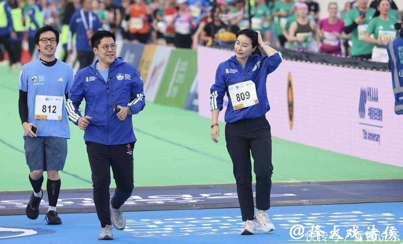 香港名流跑马拉松,霍启刚陪郭晶晶跑两公里,78岁兰桂坊老板参赛 香港名流跑马拉松,霍启刚陪郭晶晶跑两公里,78岁兰桂坊老板参赛